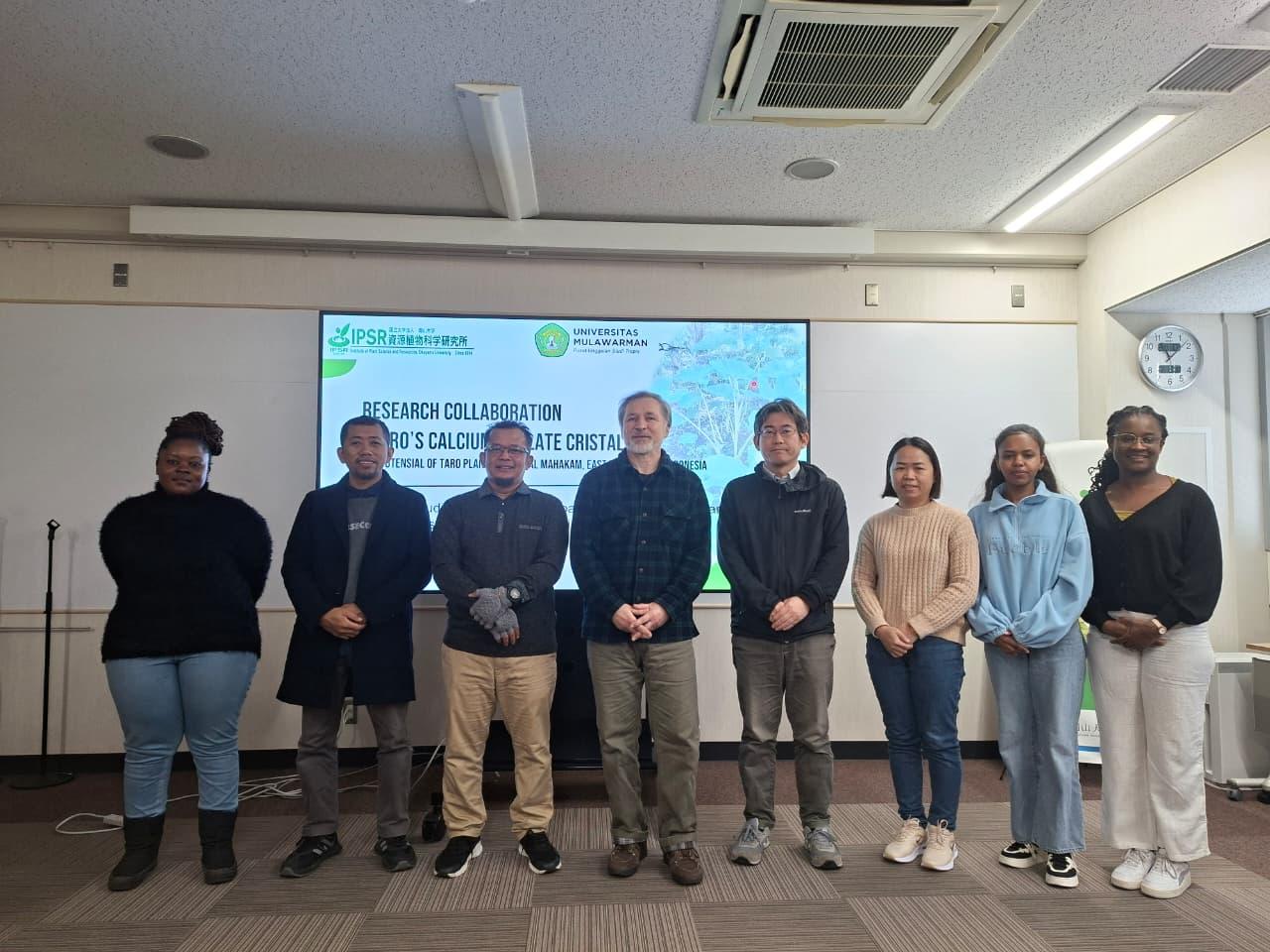 Kadis Mujiono, Ph.D., dan Dr. Odit Ferry Kurniadinata bersama Prof. Ivan Galis di IPSR, Okayama University, tahun 2025